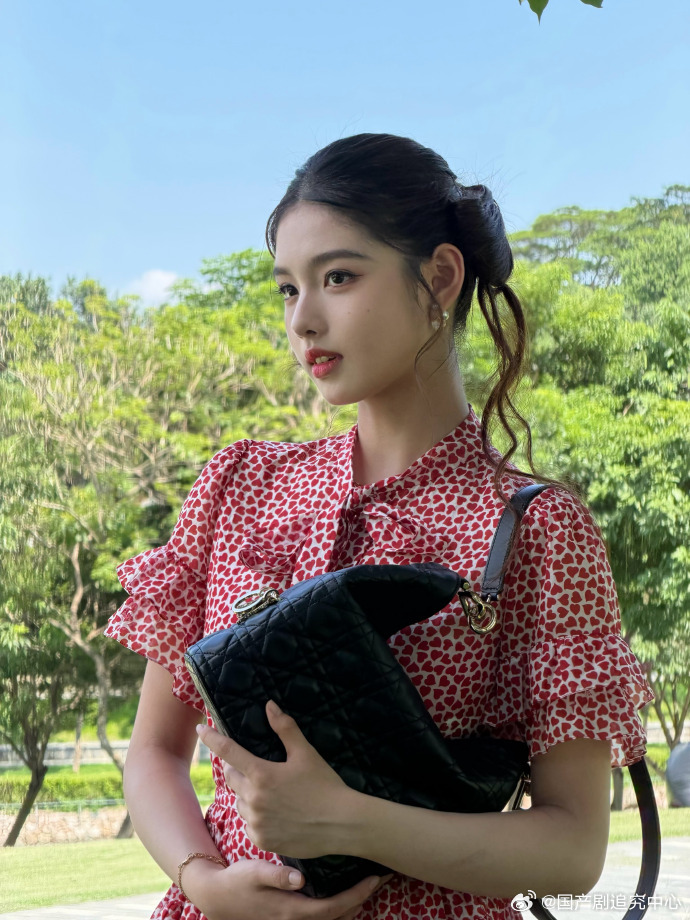 1.章子怡才不愿意与前夫有太多联系，不要抚养权就是要逼着对方拿钱出来，平时就带着两个娃开心的生活。

2.张天爱这些年一直在减肥，体重管理都快成她日常生活的一部分了。

3.杨颖现在就剩美貌这一个能打的点了，她经常拿自己嫩模时期的照片去调脸，努力恢复往日的颜值巅峰。

4.徐峥现在确实拍不了戏 ​