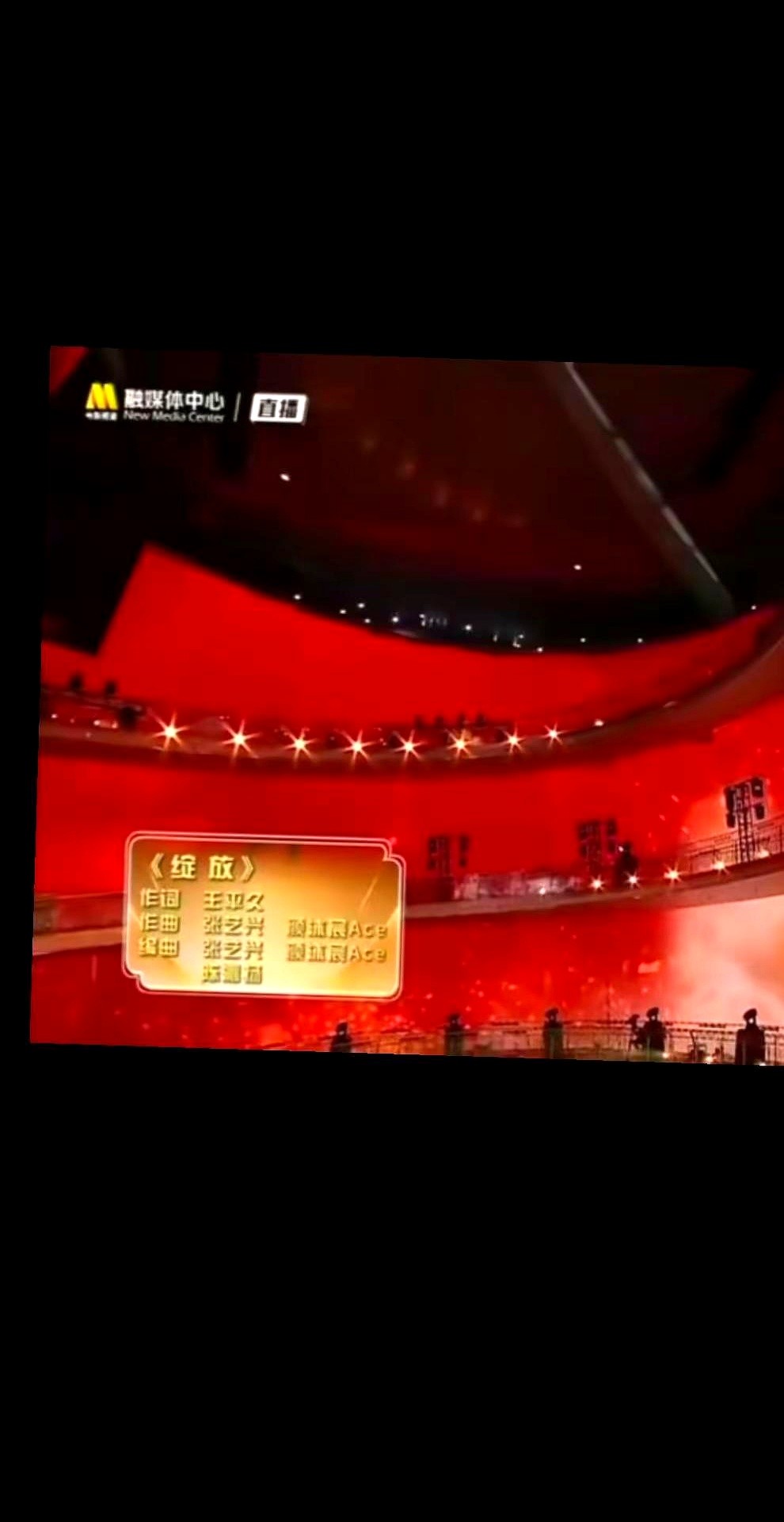 内娱都在抢资源，张艺兴却在闷头“做蛋糕”。

说他是原创音乐制作人，含金量到底在哪？别人收歌排练，他把编曲和作曲的活全包了，还能在舞台上扛住极高强度的唱跳。

这种实打实的“多边形战士”现在真不多见。他没搞流水线那一套，而是一直在用视听盛宴硬控观众，正向引领行业创新。

有才华有实力的艺人不少，但能