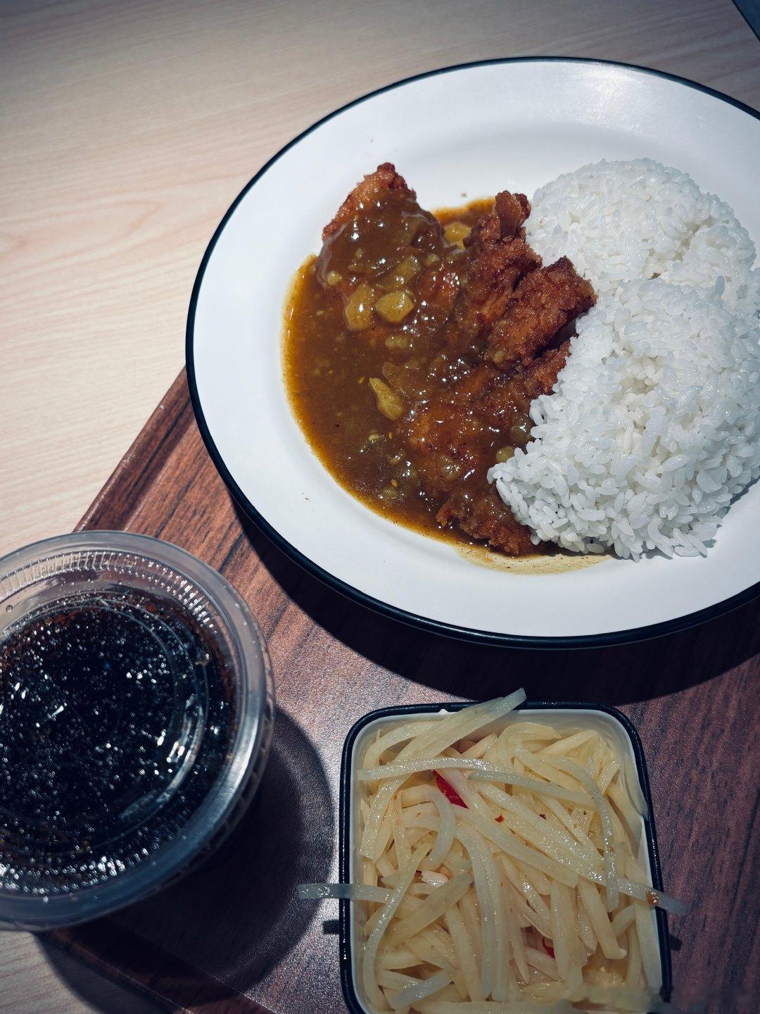 下班
晚了点
晚饭
本打算吃牛肉汉堡
肯德基没有想吃的那种
刚好
看到有人吃饭
那就吃乡村基
回家路上
听那英的《回声》
“你终于明白 什么是自由”
也行
一直在为了自由
而自由
但是 
什么是自由
“Just do it”
现在 对自由的理解
#生活手记# ​
