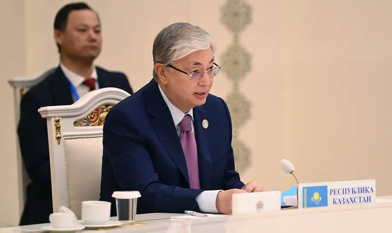 一个连正式成员都不是的中亚国家，凭什么在金砖峰会上给AI立规矩？

2026年9月13日，印度新德里，金砖国家领导人第十八次会晤的&34;金砖+&34;环节，哈萨克斯坦总统托卡耶夫当众抛出一个产业级倡议：启动&34;金砖+&34;人工智能伙伴关系，把各国AI中心连起来，向各方开放实验室和科研项目，一起开发多语言解决方案。说