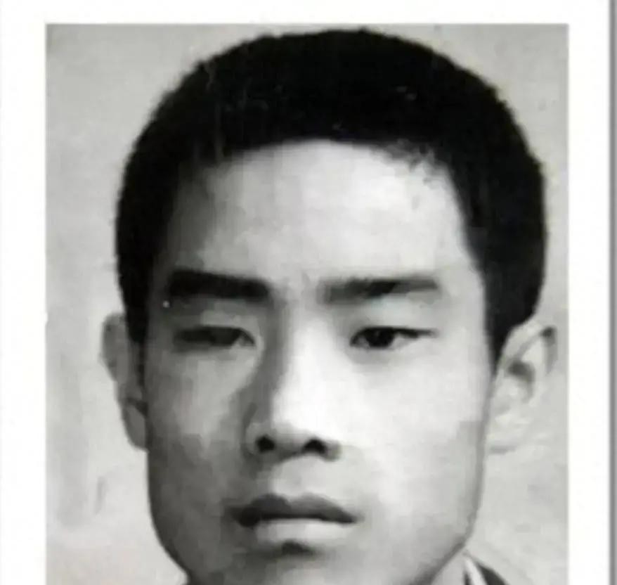 “我爷爷是朱德！你们谁敢动我！”1983 年，25 岁的朱国华被判死刑，他在法庭上不服，搬出了爷爷的名字，然而，这一次，他失望了。


审判长的槌子落下时，朱国华的眼睛还盯着法庭侧门。他以为那里会有人走进来，带着一份什么批示，或者一句“暂缓执行”。

没有。侧门始终关着。

他被带回看守所的路上，嘴