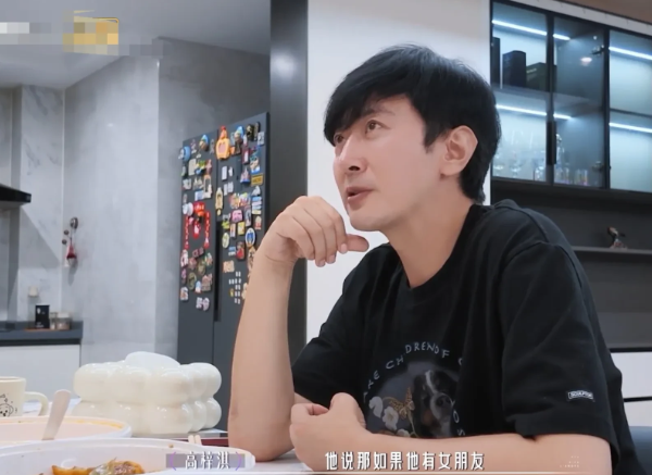 高梓淇和女友谈了3年，打算结婚上节目了，才想着告诉儿子和前妻，但是前妻知道后却让他不要现在告诉儿子，因为儿子一直想他们能复婚，想拥有完整的家庭，可能没办法接受他谈恋爱了。

他们的儿子叫朴珉宇，小名“礼物”，跟着妈妈在韩国生活。今年八岁，或者按虚岁算，九岁了。高梓淇2026年10月20号正式官宣了新
