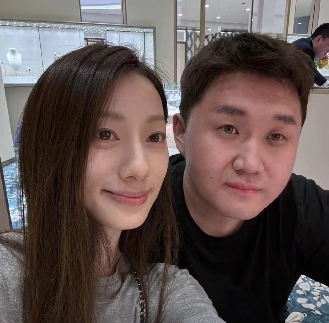 #张百乔小雪互动破离婚传闻#
张百乔小雪互动破离婚传闻，贤妻扶我凌云志，我还贤妻万两金。这句誓言他们用了七年去兑现。如今他转型演员常驻剧组，她低调支持默默守候。互动变少不等于感情破解，而是把日子过成了只属于两个人的静好。 ​