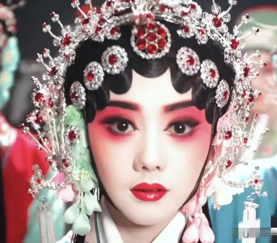 忆秦娥的饰演者刘浩存，2000年出生，毕业于北京舞蹈学院中国民族民间舞系，2018年以“谋女郎”身份出道。2026年，她在央视大剧《主角》里，把从放羊娃到秦腔名伶的忆秦娥，演成了今年最让人意外的角色逆袭范本。

进组头一个月，她没拍戏。每天跟着研究院的老演员，看他们怎么走路，怎么端碗，怎么蹲在墙根晒