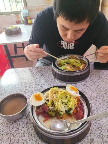 又回增城吃14元的蒸饭，这种腊肉是特别漂亮的，每次吃都感概回到市区那些...