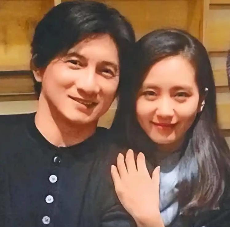 😲演都不演了？55岁吴奇隆突然宣布重要决定，终究走上了谢霆锋老路。
😅先把这事的时间线捋清楚。9月28号，吴奇隆开通短视频账号，第一条视频剪了自己几十年的经典角色，从萧十一郎到四爷，还搭上了小虎队的老歌。他戴着老花镜出镜，自嘲现在老花得连弹幕都看不清。有粉丝在评论区问，最近为啥都不出新戏了？他回了四