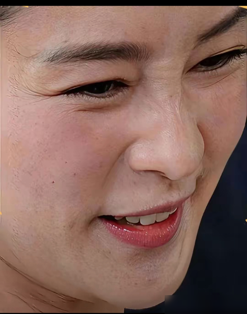 36岁李沁生图怼脸，评论区却吵翻了，别人被拍生图是塌房，她怎么越活越紧？
南京德基现场，镜头直接怼到脸上。眼角细纹、颧骨淡斑，清清楚楚。可皮肤紧致、神态松弛，网友看完反而说：这比精修图舒服。
有人追着问她动没动针，她只回了一句：吃好睡好，别折腾皮肤。每天1到2贴面膜，11点前睡，2天1次瑜伽，温