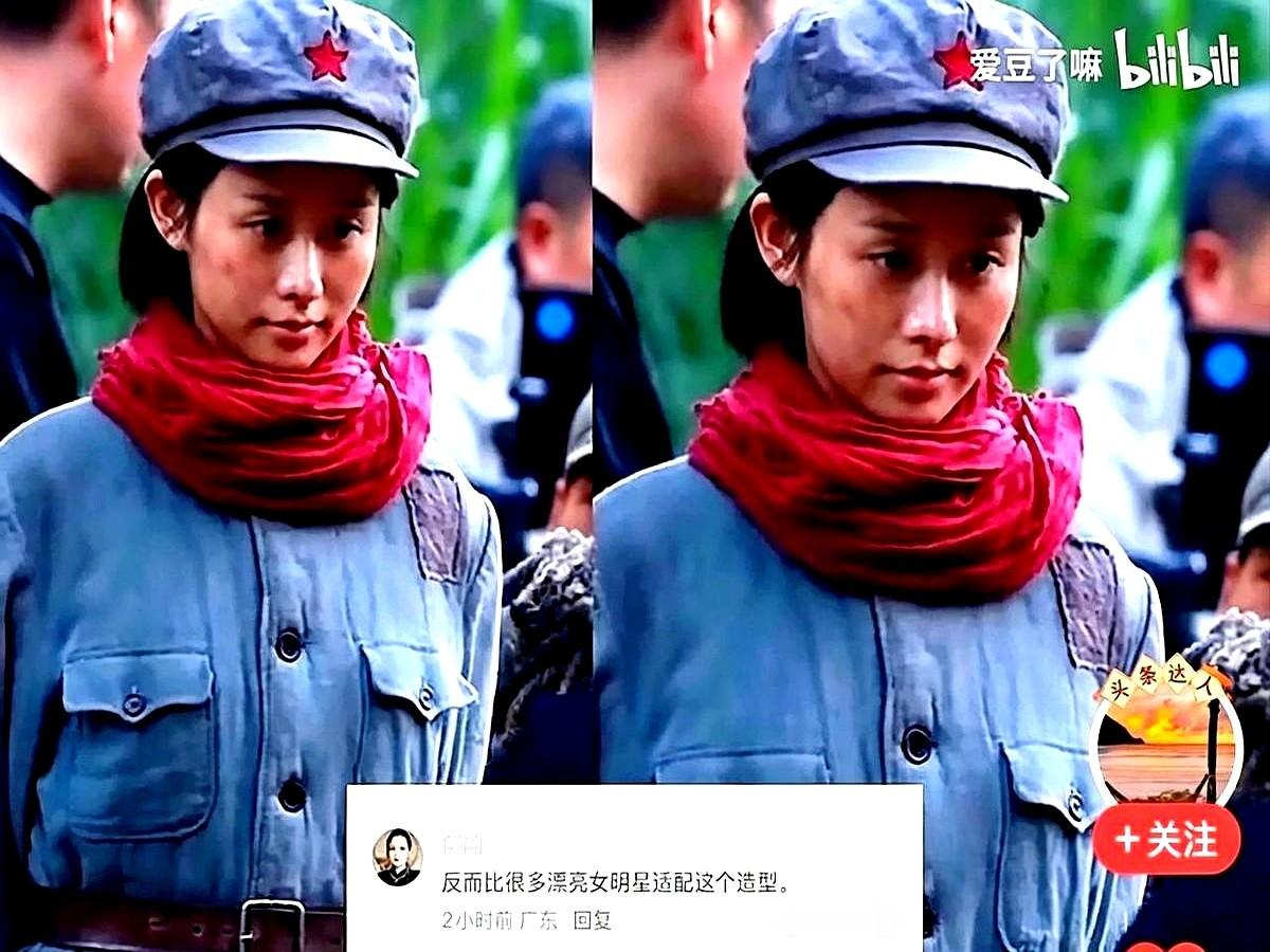 以前天天喊她“吾妻淑柔”的观众，这次彻底愣住了。

王晓慧这身新造型直接冲上热搜。没有精致妆容，换上灰布军装，戴着红星八角帽，脖子上系着红围巾，整张脸全是风霜感。

这身衣服背后到底是啥故事、演的什么角色，目前谁都不知道，但热度已经实打实砸出来了。

从娇柔直接切到风霜军装，演员敢这么剥离原本的舒适