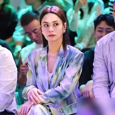 45岁阿娇的生图，把“中年发福”四个字撕得粉碎。
时装周镜头怼脸，清冷，紧致，零死角。网友扒出她前阵子的网球Look，活力感直接拉满。更狠的是，下个月Twins连开六场Sidetrack演唱会，强度不是闹着玩的。
她终于说了实话。早年身材反复，是荷尔蒙失调，不是懒，不是馋。现在也不搞极端节食，就