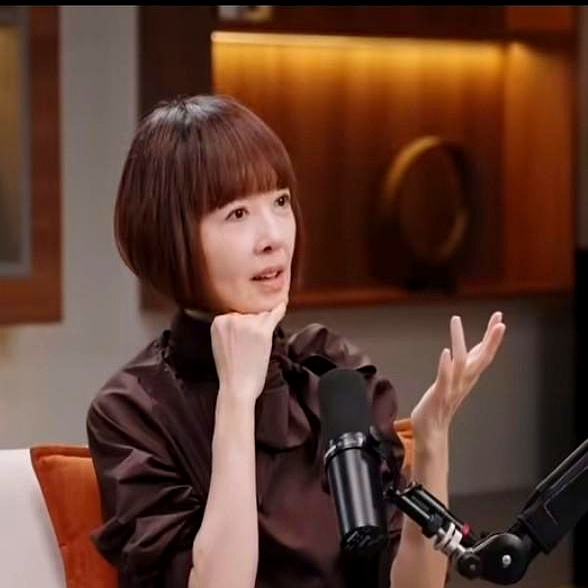 真人秀还能让人收获一片真心？
郭柯宇做到了。

鲁豫问她怎么去《再见爱人》的，她说是前夫的经纪公司找的。

她原本不想上镜，不爱把私生活摊给镜头看，也怕未知，但工作要紧，需要收入，就硬着头皮去了。
没想到，收到了很多善意，还带来不少工作机会。

鲁豫直言：观众能感到她真诚、说话有内容，整体状态让人舒