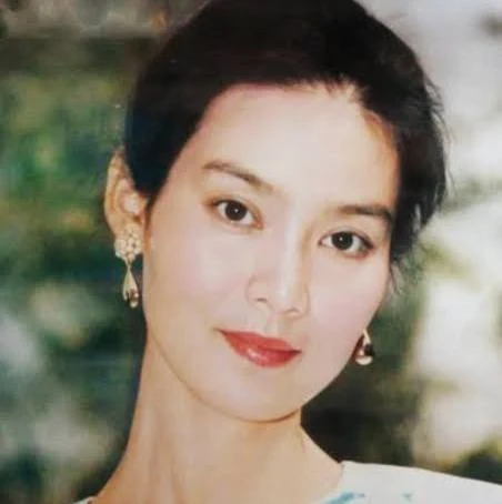不少老一辈女演员，在当年选择了不生育，这件事放到现在依旧有很多不同的声音。 不过，谈起潘虹、惠英红和张瑜，只盯着有没有子女，会漏掉不少往事。比如潘虹拍《人到中年》之前，曾在医院对着十颗猪眼球练习。为何要这样做？ 
 
1979年，作家谌容想写中年知识分子的生活，到北京同仁医院眼科观察医生工作，了解工