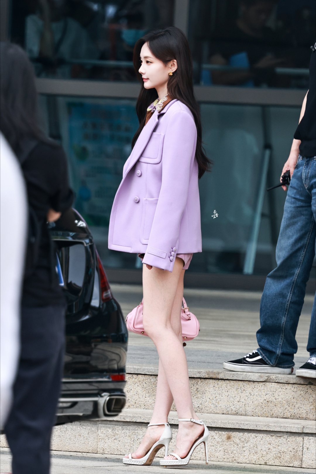 李一桐路透街拍美图，裙装穿搭大长腿真绝～《美人余》正在腾讯热播、每晚东方卫视黄金档上星，开局离婚复仇的余梦看得真带感，接档自己的《我不是大师》。#李一桐[超话]# ​