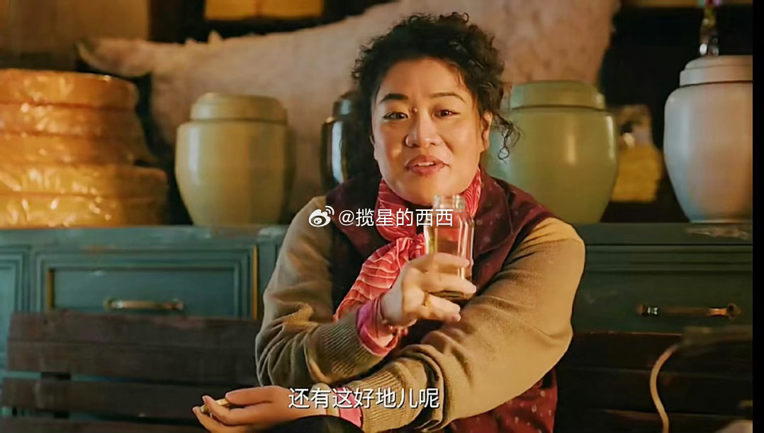 《余红旧事》最让人后背发凉的，不是刻意渲染的凶案场面，而是剧中随口提起的一句句“谁会死”，到最后竟然全部一一应验。

陈红反反复复谋划，一心想了结李德武，几次下毒、动手都没能成功，谁都没想到最后竟以一种荒诞的方式落了地。还有角色之间那些带着赌气、怨念的狠话，当初只当成情绪上头的气话 ​