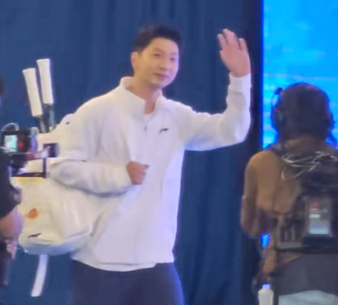 9月29日，马龙 刘昊然 李现亮相澳网明星赛，三人跨界同框切磋网球球技，上演“一分大满贯”马龙跨界首秀斩获亚军。刘昊然马龙领衔 ACE 王牌队，李现、胡兵领衔
WINNER 制胜队，“跨界对决”