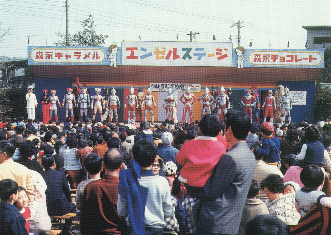 No.491 圆谷公司十周年的“怪兽献供祭”

1973年4月22日星期天，圆谷公司在东京二子玉川园内举办了一场名为“怪兽献供祭”的活动，现场供着20张怪兽“遗像”，并让当时的圆谷特摄英雄抬棺将怪兽下葬，这天离圆谷公司建立10周年的4月12日仅过去10天，《泰罗奥特曼》也在当月播出，娱乐味十足的游乐园中 ​