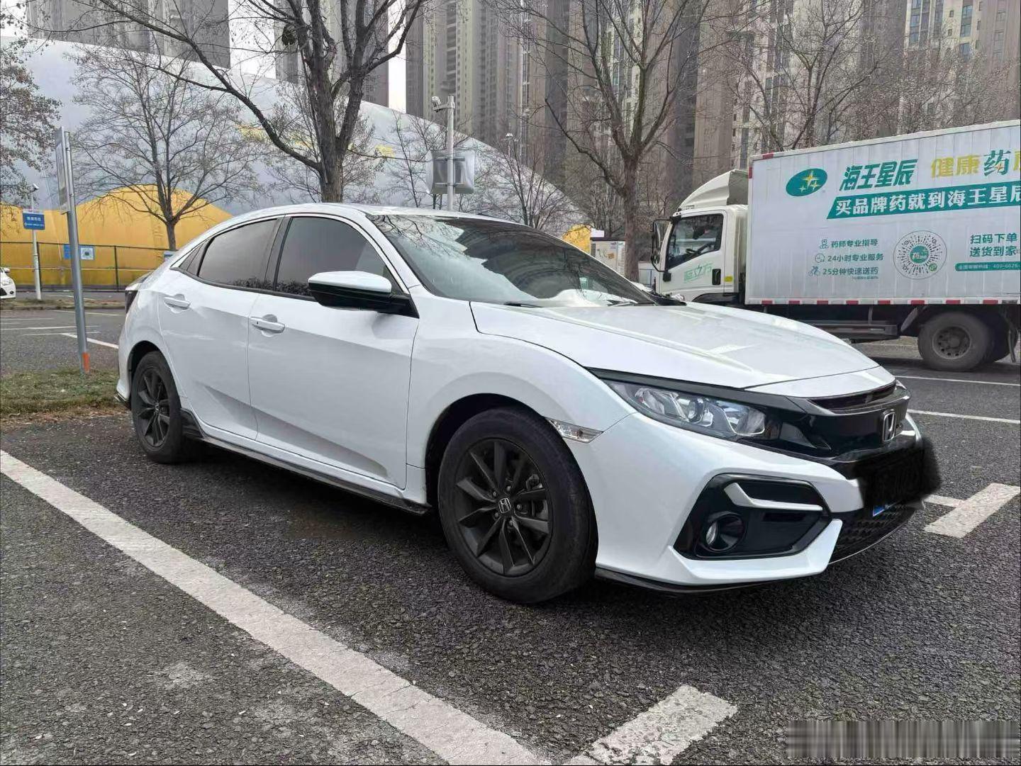 武汉实拍｜十代思域两厢 2021款 HATCHBACK 220TURBO CVT新锐控✨
#二手车 #武汉二手车 #练手代步车
谁能拒绝一台两厢思域！
2021款本田思域两厢新锐控，4.6万公里
原车主非常爱惜，座椅全程带套保护，内饰成色很棒
经典掀背造型，自带运动包围+尾翼，颜值直接拉满
1.5T涡轮，动力爽快，好开好停，本田 ​