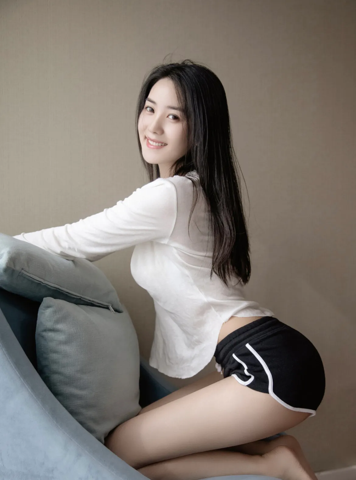 清新甜美的居家日常，笑容满面，轻松自在。、 甜妹