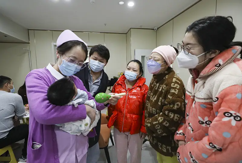 河南这位60岁产妇生女的新闻，看完心里真的五味杂陈。
两年前58岁的她刚在同一家医院生下失独后的儿子果果，现在又顺利产下5斤6两的女婴，初衷很简单，就是夫妻俩百年之后，两岁的果果在世上还有个亲妹妹能互相依靠，不至于孤零零一个人。视频里果果对着刚出生的妹妹奶声唱歌的画面，看得人鼻子发酸。
但现实的顾虑