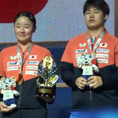 9-9，俩孩子手软了，冠军飞了。
黄友政陈熠打日本松岛辉空张本美和，决胜局咬到9平，关键两分不敢上手，被对面摁着打，2比3，银牌。
不怪他们。21岁的小黄一天打六场，男单男双混双连轴转，陈熠也干了五场。腿都迈不动了，脑子想搏杀，手跟不上。
前面打泰国印度韩国，一路3比0、3比1碾过去，决赛碰上