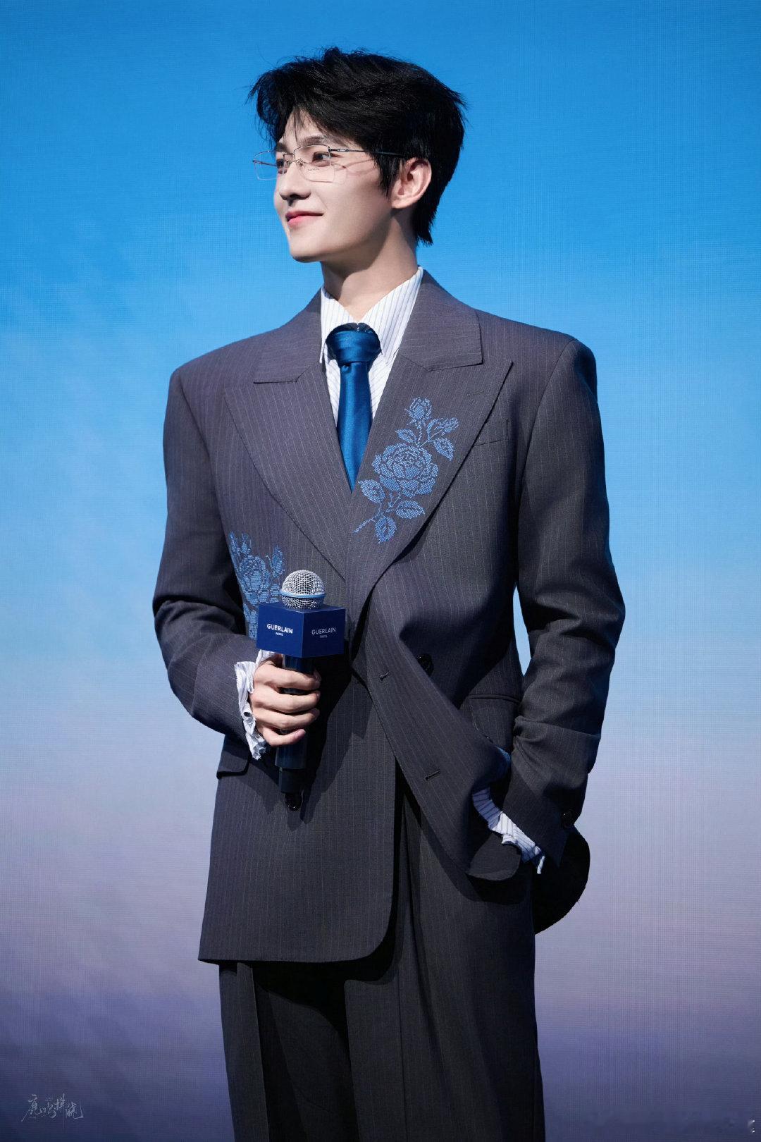 [超话]，光影同频✨。💙💙杨洋💙💙×岚图追光S，我们以实力赴新...