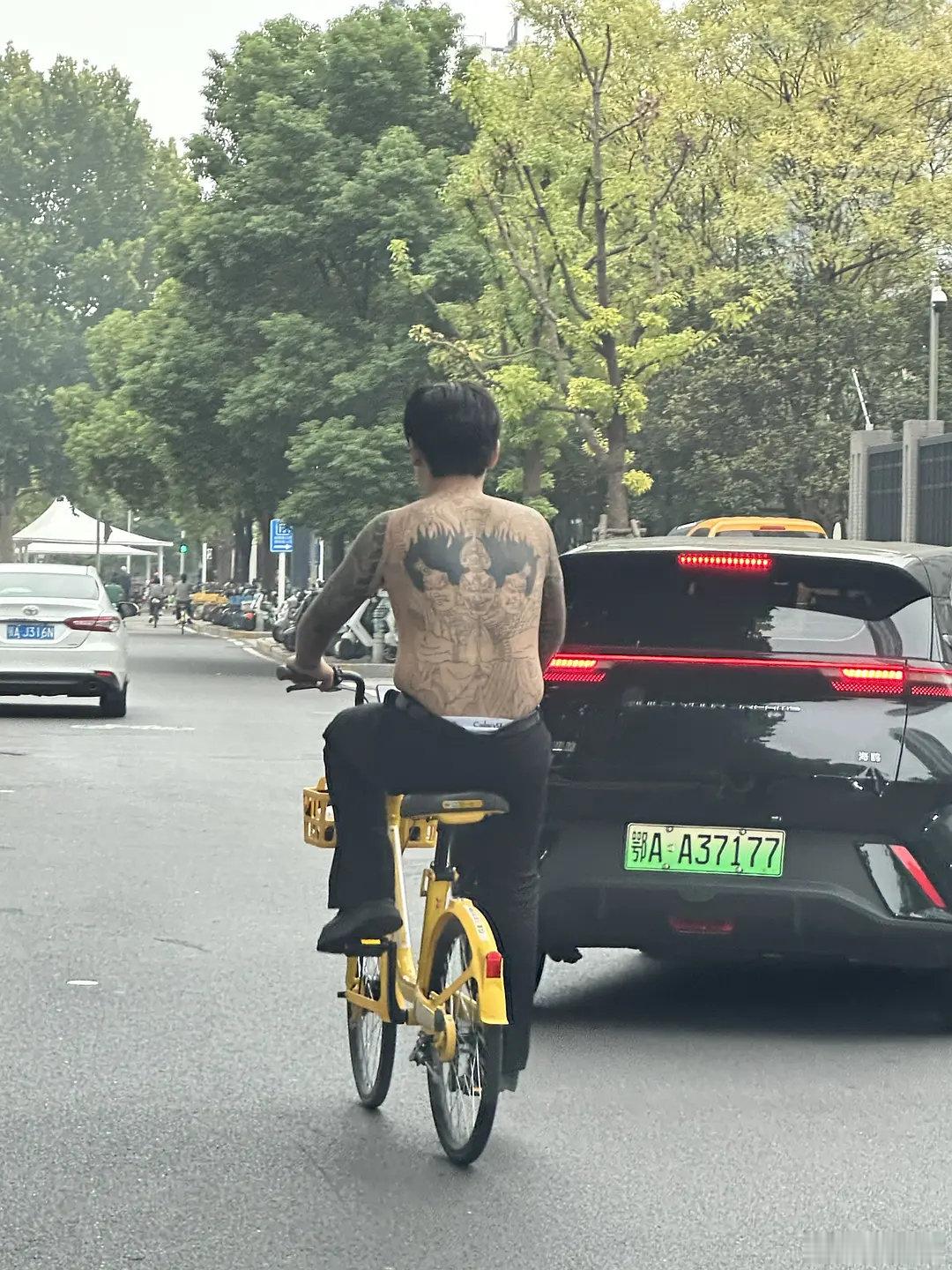 一看也是社会人 ​