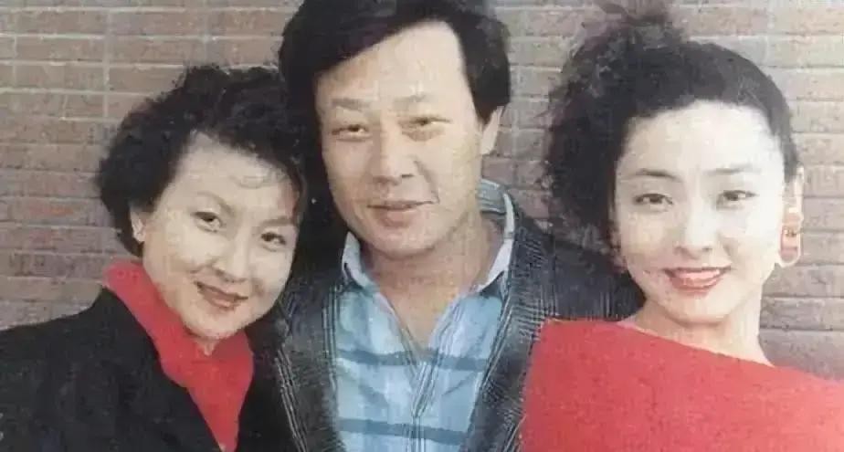 两个女人住进同一个屋檐下，这段婚姻从一开始就没法再装作风平浪静。

1996年，老周把新认识的舞蹈演员带回了家，进门那一刻，他就跟妻子阿敏把话挑明了：“以后她住二楼，你住三楼，我来回跑，麻烦是麻烦点，但你们尽量处得像一家人。”

阿敏听完没吭声，转身就进了厨房。水龙头哗哗响着，水花溅得到处都是。老周