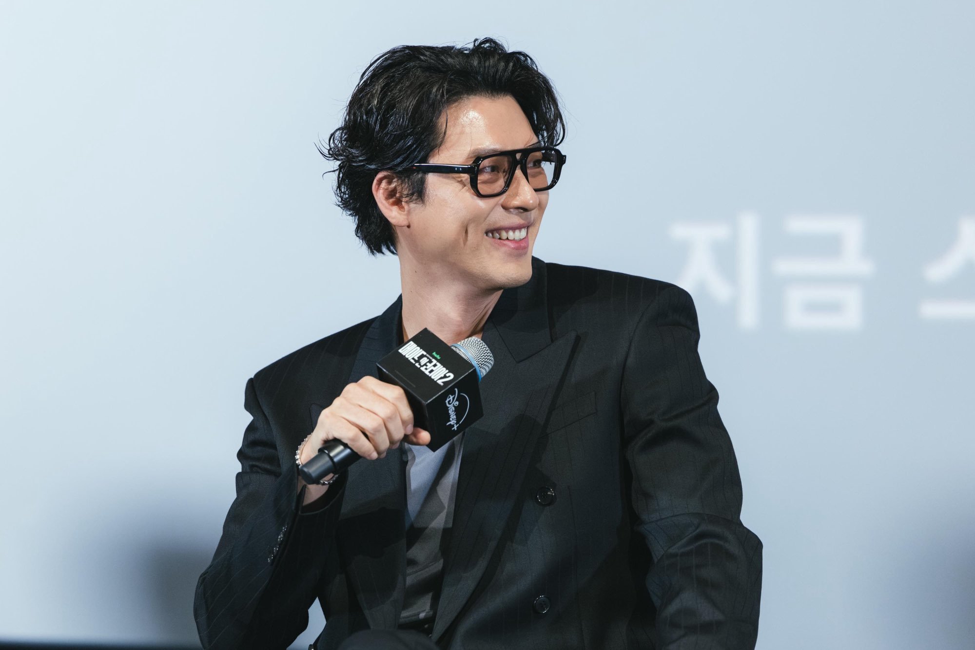 #玄彬[超话]##玄彬##韩国制造# 
《Made in Korea 第二季》公开片尾幕后花絮

《Made in Korea 第二季》在演员玄彬、郑雨盛以及导演禹民镐等人出席的终映GV放映会上圆满落幕。

Disney+ 原创剧集《Made in Korea 第二季》于23日（周三）为纪念最后第5、6集的公开，成功举办了终映GV放映会，圆满收官。

 ​