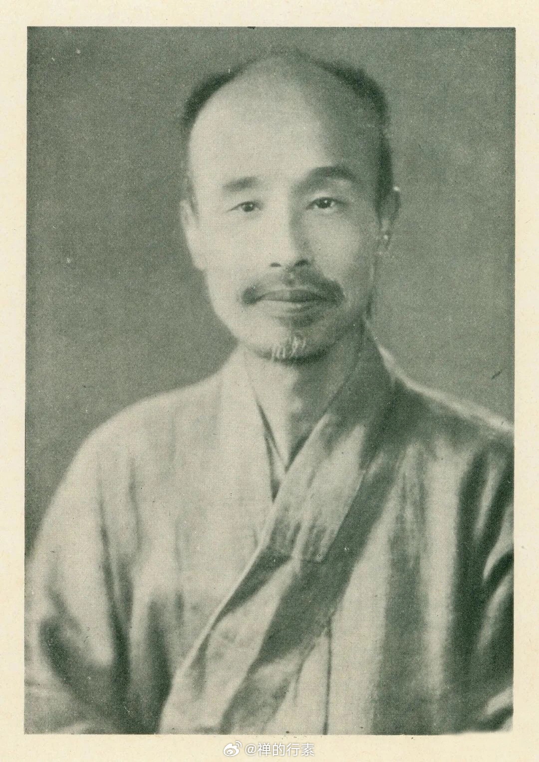 农历九月初四，又到弘一法师圆寂纪念日。84年前的这个暮晚，弘一法师，一袭僧衣，悄然圆寂。那一刹，秋风萧瑟，夜风清冷。一颗人间慧星划过天际，坠入天河，在天幕上给人间留下四字：悲欣交集弘一大师于圆寂前五天嘱咐侍者妙莲法师为其临终助念时，诵“普贤行愿品赞，乃至所有十方世界中”等正文，未后再念“南无阿弥陀佛”十声，不挝木鱼，大声缓念，再唱回向偈“愿生西方净土中”，乃至“普利一切诸含识”。弘一律师，李叔同（1880—1942年）是近代著名音乐家、美术教育家、书法家、戏剧活动家，是中国话剧的开拓者之一。在人生巅峰时期出家，法名演音，号弘一，1942年10月13日圆寂于泉州不二祠温陵养老院晚晴室。因大师于佛教南山律宗弘传成就巨大，被后人尊为南山第十一代律祖。🙏🙏🙏佛法看世间人物人生修行老照片遇见艺术阿弥陀佛