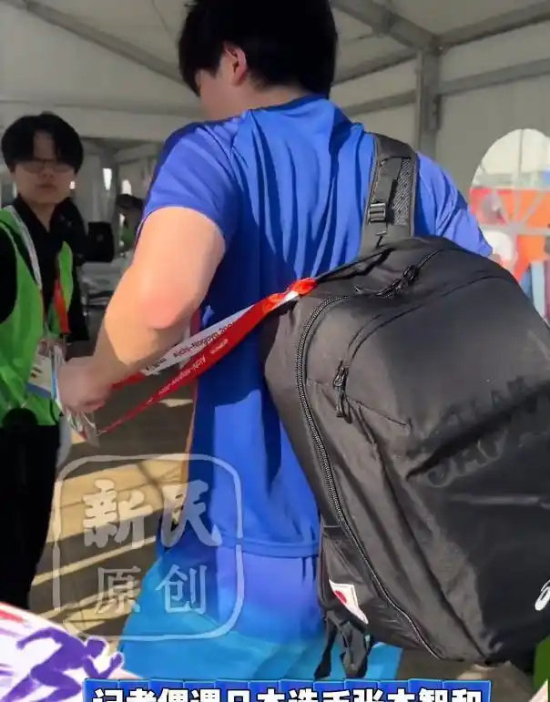 竟独自打车直奔赛场！张本智和迎战国乒决战前，憔悴模样遮都遮不住 ​