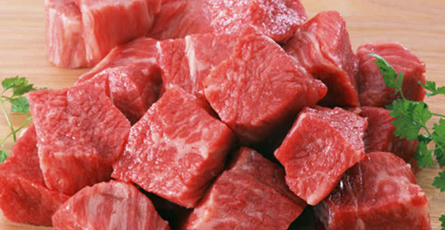 【吃牛肉4个益处有哪些】1.牛肉富含肌氨酸牛肉中的肌氨酸含量比任何其它食品都高，这使它对增长肌肉、增强力量特别有效。在进行训练的头几秒钟里，肌氨酸是肌肉燃料之源，它可以有效补充三磷酸腺苷，从而使训练能坚持得更久。2.牛肉含维生素蛋白质需求量越大，饮食中所应该增加的维生素B6就越多。牛肉含有足够的维生素b6，可帮你增强免疫力，促进蛋白质的新陈代谢和合成，从而有助于紧张训练后身体的恢复。3.牛肉含肉毒碱鸡肉、鱼肉中肉毒碱和肌氨酸的含量很低，牛肉却含量很高。肉毒碱主要用于支持脂肪的新陈代谢，产生支链氨基酸，是对健美运动员增长肌肉起重要作用的一种氨基酸。4.牛肉含钾和蛋白质钾是大多数运动员饮食中比较缺少的矿物质。钾的水平低会抑制蛋白质的合成以及生长激素的产生，从而影响肌肉的生长。牛肉中富含蛋白质：4盎司瘦里脊就可产生22克一流的蛋白质。吃牛肉要注意什么相信很多人不知道的是，猪肉和牛肉是不能一块吃的，猪肉和牛肉一块吃是很容易中毒的，因为猪肉性寒，酸冷，但是牛肉是甘温的，可以补脾胃的，所以猪肉...