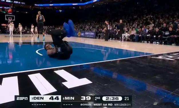 爱德华兹膝盖反弓形被架回更衣室，慢镜头一遍遍回放那个变形瞬间。 他本有...