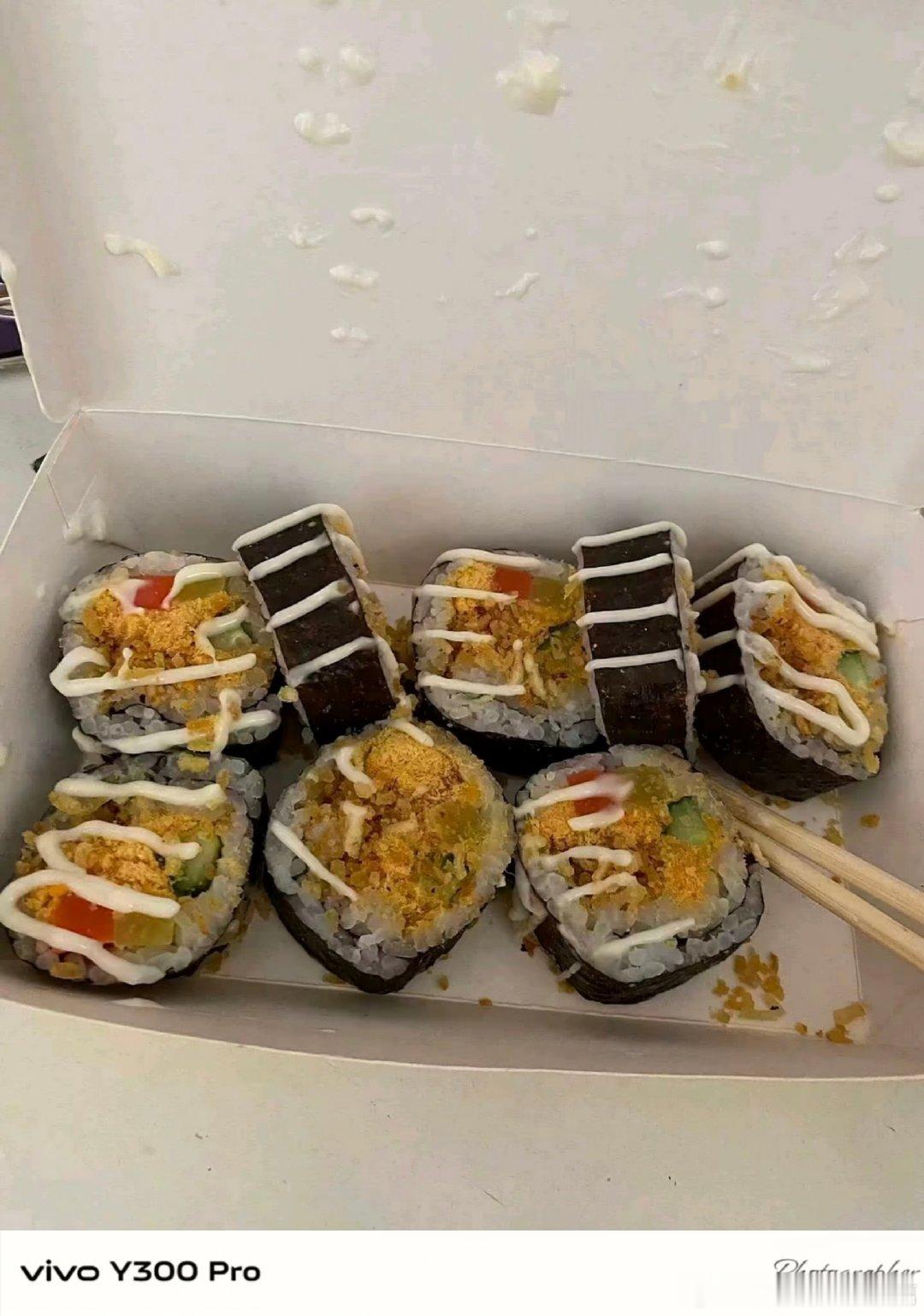 #vivo[超话]##vivo超话# 点的一盒肉松寿司，挤上满满的沙拉酱，米饭裹着脆爽配菜，一口一个，简简单单就把肚子填饱了。 ​