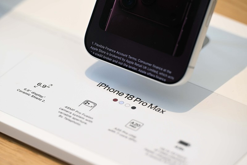 苹果确认存在问题，部分iPhone 18 Pro Max可免费换新，快看看你中招没

新机上市刚满一个月，苹果就发布了一份&34;售后公告&34;——部分iPhone 18 Pro Max被确认存在硬件缺陷，苹果承诺为受影响用户免费更换新机。

很多人的第一反应是：我的手机在不在范围里？别急，往下看。

先说发