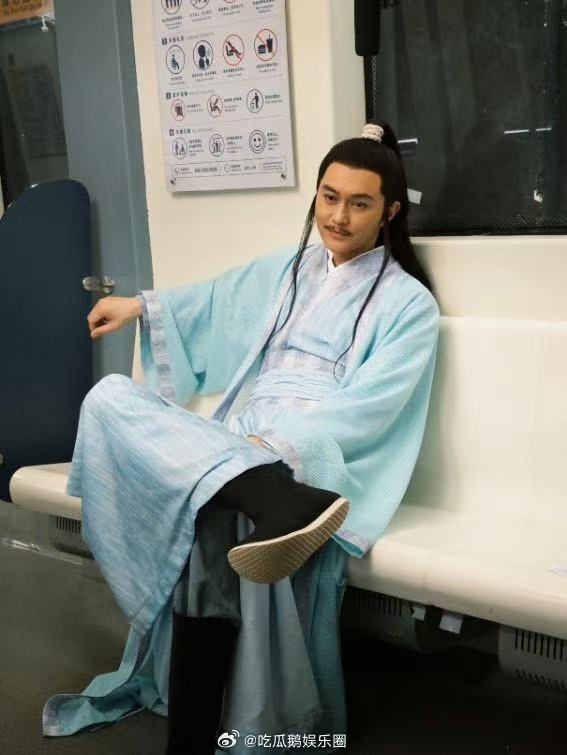 #张智霖cos陆小凤##我以为这个张智霖是Ai#不追求花哨堆砌特效，依靠巧妙的场景构思与表演，就打造出刷屏出圈的名场面，创意永远胜过特效堆砌。 ​