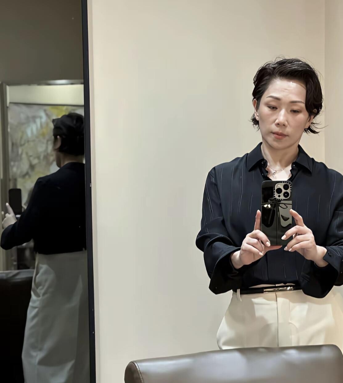 接近60岁的林忆莲一露面，直接给娱乐圈那些拼命追求“少女感”的人上了一课。
谁能想到，年过半百不仅没显出老态，反而把那股又飒又大气的劲儿全拿捏住了。
你看她私下里的样子，没有硬往年轻里凑的花哨裙子，就是一件质感很足的暗纹衬衫，配条垂感极佳的米白色阔腿裤，走起路来带风。
干干净净，看着就舒服。