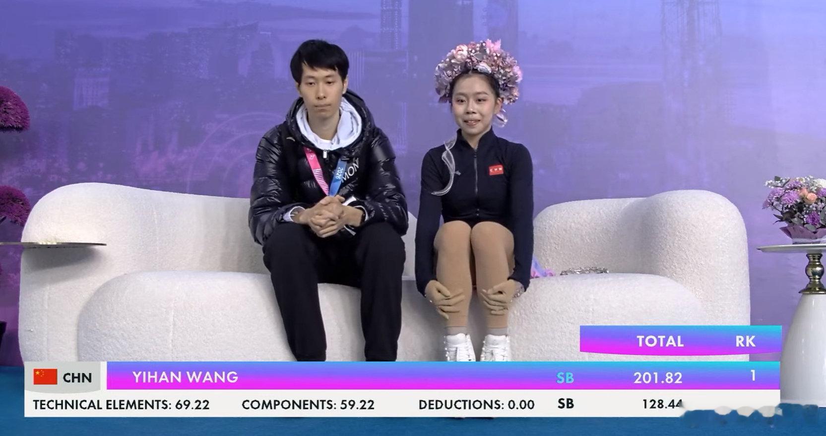 #中国女单首次两人晋级总决赛#2026年花样滑冰青年大奖赛分站赛收官，中国女单选手与刘玉萱分别凭借1金1铜和两站亚军的战绩，历史性地携手晋级大奖赛总决赛，这是该项目创办30年来首次有两位中国女单选手同时入围。 ​