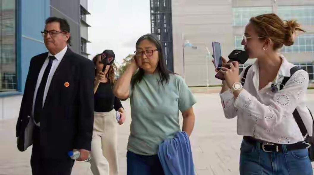 那个在阿根廷聋哑学校披着修女外衣的女人终于被判了。日本籍的久美子，51岁，9月25日被门多萨法院判了20年，认定她直接性侵孩子，还配合神父作案。2016年案发前，她在普罗沃洛学院待了将近十年，孩子们最小的才4岁，最大的也不过17岁。2023年她曾因证据问题被放走，好在省最高法院今年八月推翻了那次判决