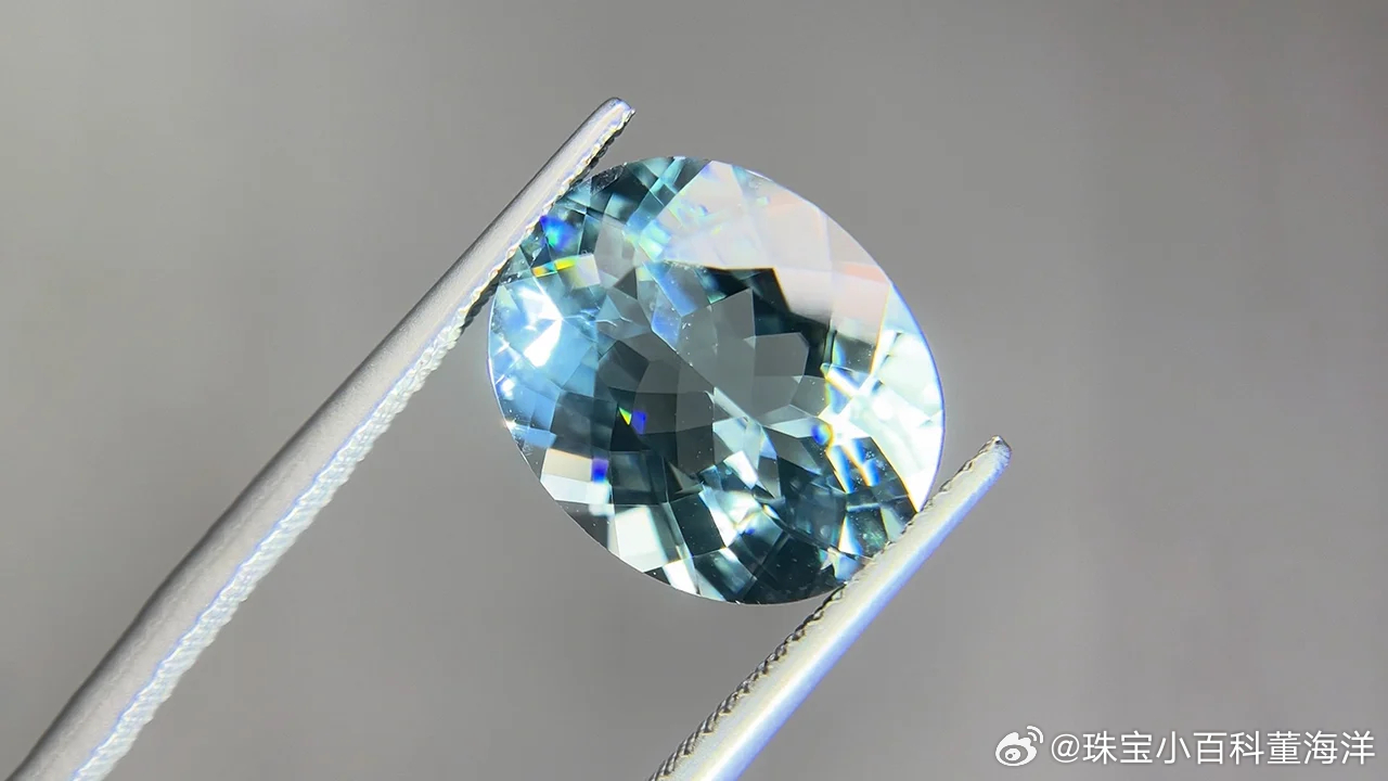 一元起拍的宝石吸引力如此强烈。在最近的 Gem Portal 现场拍卖会上，一颗8.31克拉的帕拉伊巴碧玺，起拍价仅仅只有1美元，这颗产自莫桑比克的蓝绿色帕拉伊巴在10月14日拍卖会上共吸引了72位竞标者，最终以18,625美元成交。那啥，咱们家的拍卖也经常有一元起的，啥时候让我也感受一下你们那难以阻挡的热情？