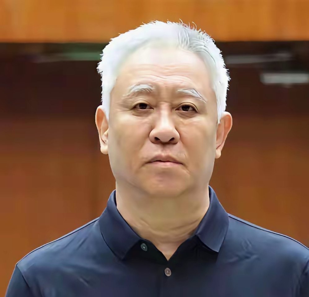 改革开放以来的标志性人物都有谁？
1.“傻子瓜子”年广九——个体户；
2.“倒卖证券”杨百万——证券业；
3.“囚徒首富”牟其中——狂想家、战略家；
4.“三起三落”兰世立——航空业；
5.“万亿帝国”许家印——地产业；
6.“电商教父”马云——互联网；
7.“联想之父”柳传志——计算机硬件；
8.“字 ​