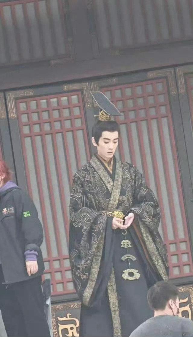 陈晓版秦始皇嬴政造型一曝光引热议，观众纷纷坐不住了，就这“书生气质”真的能演始皇帝吗 ​
