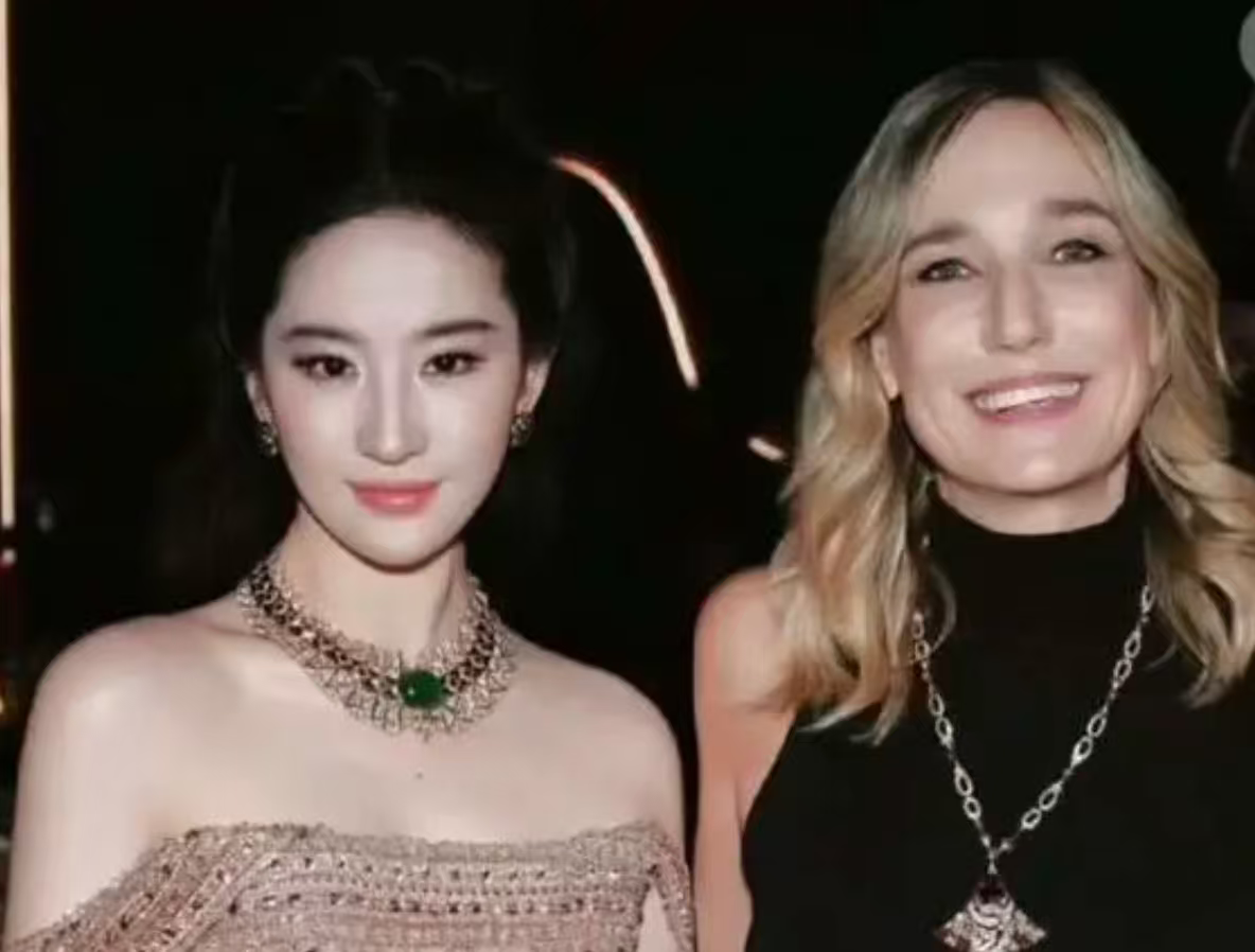 刘亦菲裁掉合影中的越南女星，被骂上热搜，这事真不能怪网友？