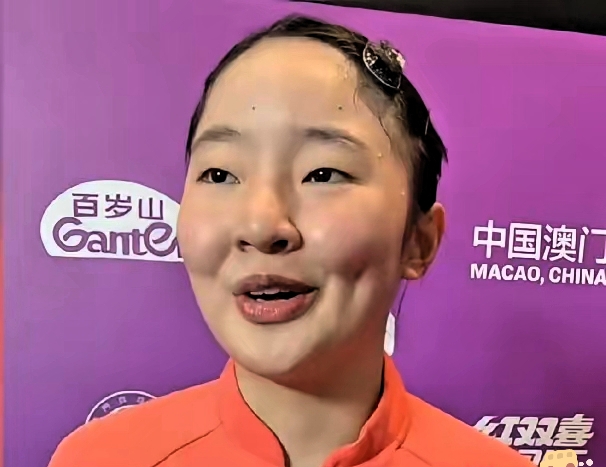 张本美和，是不是高兴得太早了？

记者刚一提“半决赛可能碰陈幸同”，她嘴角那点笑意，压都压不住了。那表情，比比分还抢镜。

王艺迪爆冷出局后，张本美和最近的底气，确实肉眼可见地涨了。她还放话：目标是2028年洛杉矶奥运会单打冠军。

有野心没问题，但澳门冠军赛半决赛，可不是靠笑就能赢的。

这回，真