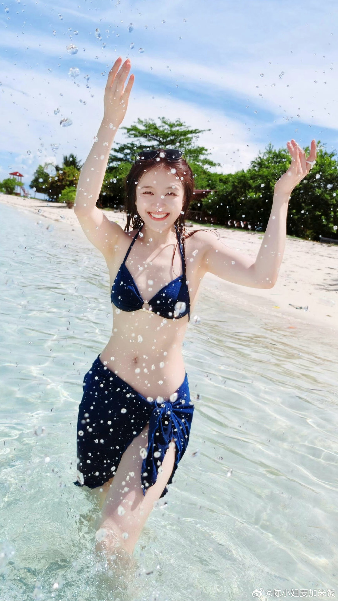#李兰迪涂了蓝色防晒泥#
甜妹秒变蓝脸潜水选手🤿
潜水人专属防晒泥，硬核海边防护。
卸下偶像包袱，自在奔赴大海。
鲜活不刻意，这份松弛感太加分。 ​