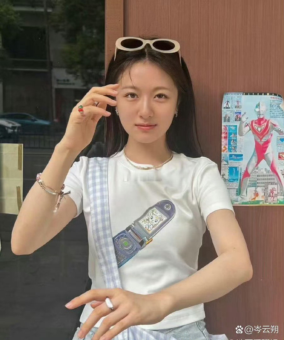 这居然是李兰迪素颜的状态， 你们觉得能打几分？ ​