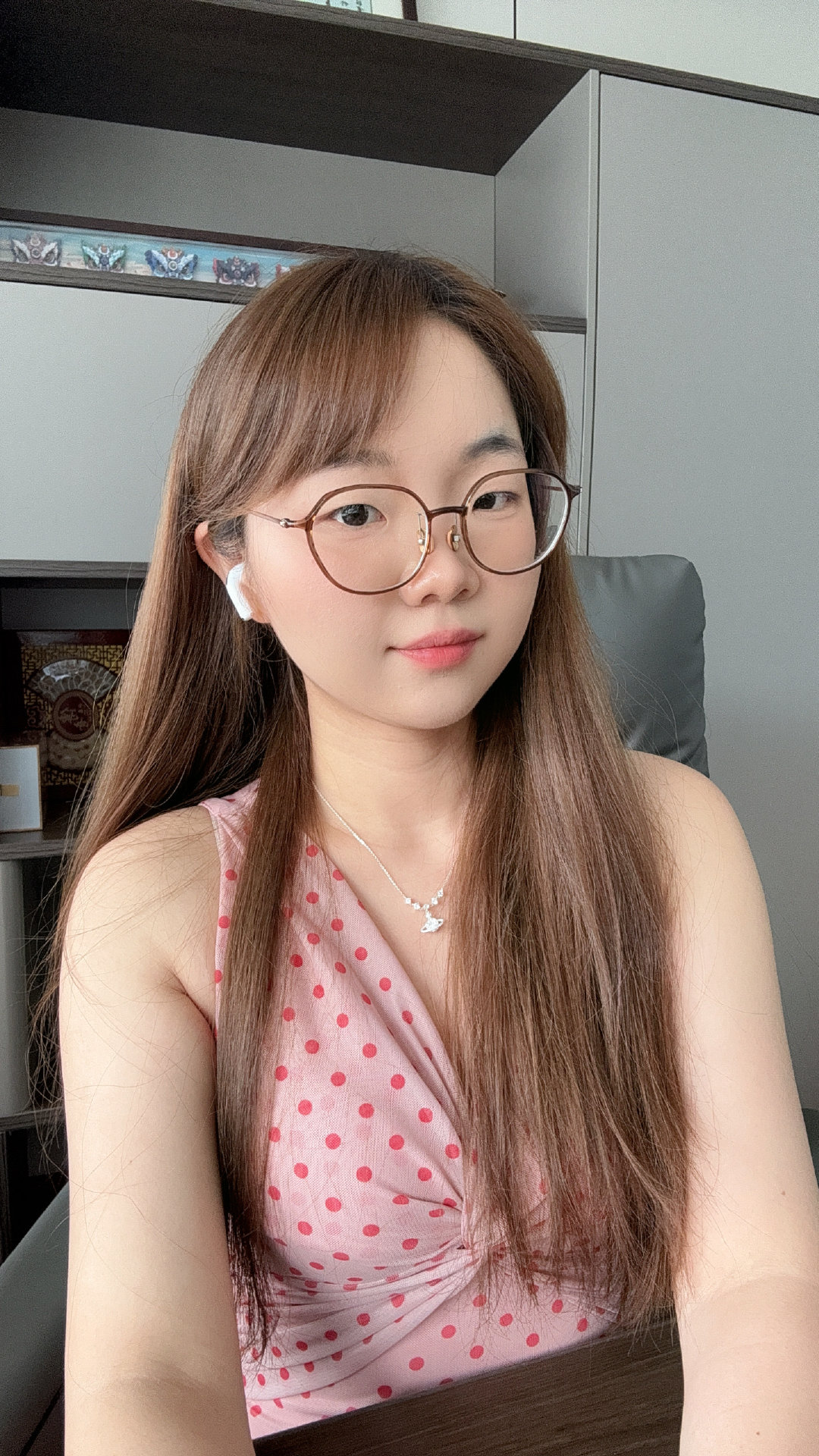 理想MEGA发布会定档九月，理想这两年定位其实真的挺高的，高端豪华，舒适大沙发！一想到坐的舒适第一想的就是理想！
之前坐过几次理想L6还有MEGA，MEGA空间是真的大，对坐设计，有小孩儿家庭中午送饭可以舒舒服服的！#理想mega##理想MEGA发布会定档9月2日# ​