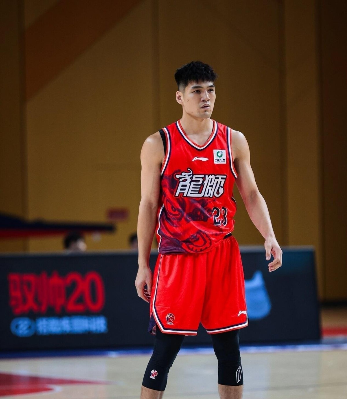 广州90-79拿下浙江，这场内线对位看完真有点扎心。陈国豪打了25分钟，9投7中、三分6中5，砍下20分4篮板2盖帽，正负值+15，锋线打出这种火力确实少见。徐昕11分31秒，3投2中拿5分1篮板2盖帽，正负值+6，时间不多但护框在线。余嘉豪出场15分13秒，只出手2次命中1球，靠6罚6中拿到8分1