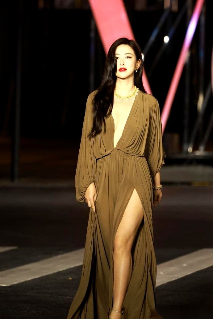 VOGUE盛典的红毯上，朱珠穿着一件深V开叉礼服登场了。
领口一路开到了肚脐。换作别人，手早就条件反射般地捂在胸前了，走一步扯一下裙子，生怕哪里走光。她倒好，双手自然垂在身体两侧，踩着高跟鞋大步流星地往前迈，全程连布料都没拽一下。
热搜底下，马上有人开喷：“领口开这么低，这也太博眼球了吧！”
面对这