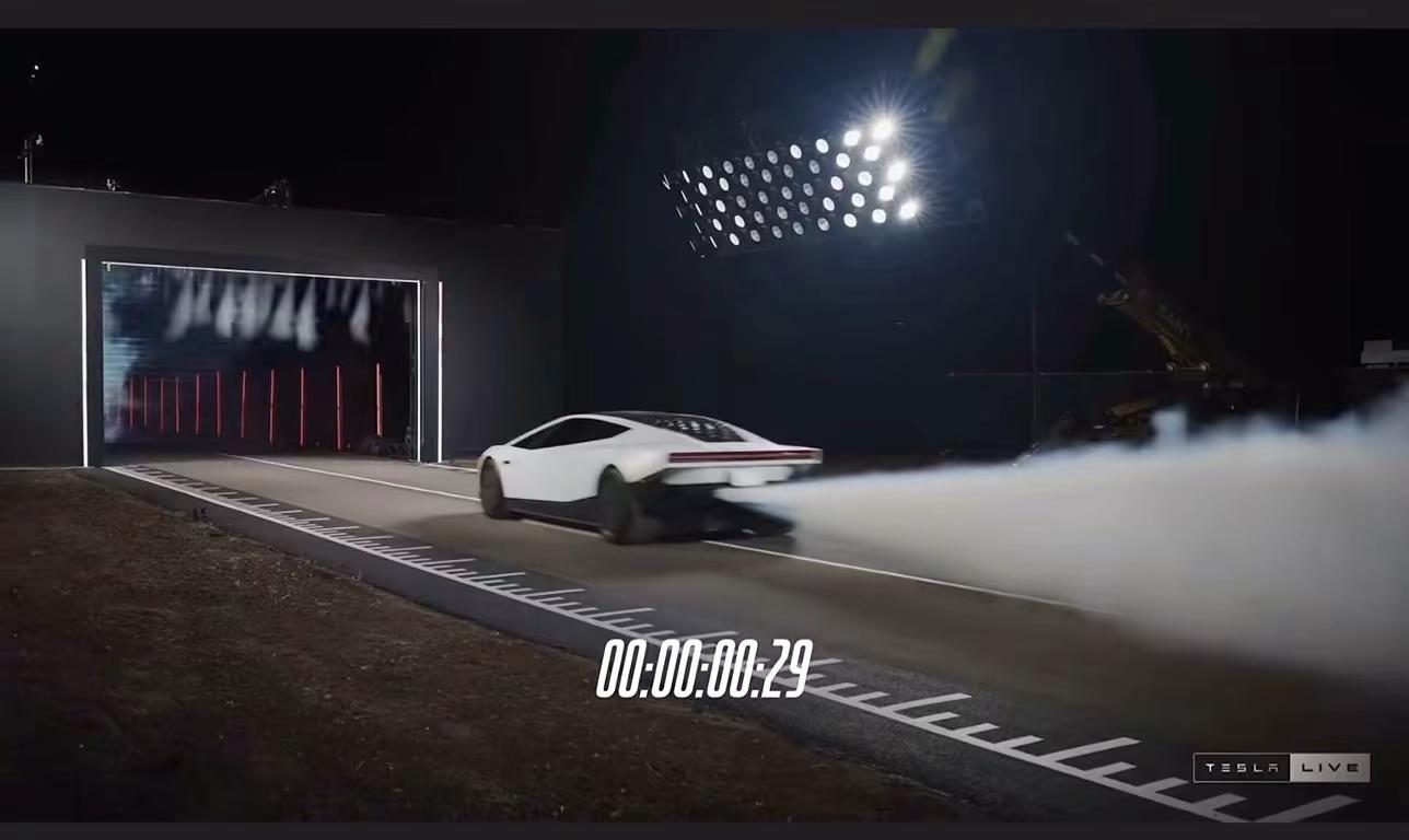 特斯拉Roadster飞起来了！能飞的汽车，用了SpaceX火箭方面的技术！太震撼了