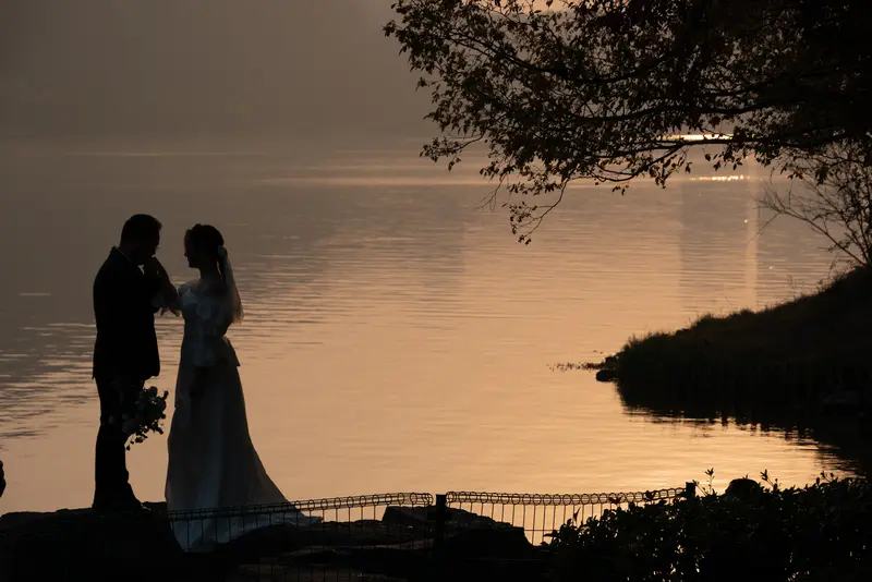 夫妻冷战太常见，我来分享些破冰办法。上次我朋友两口子冷战，屋里安静得可...