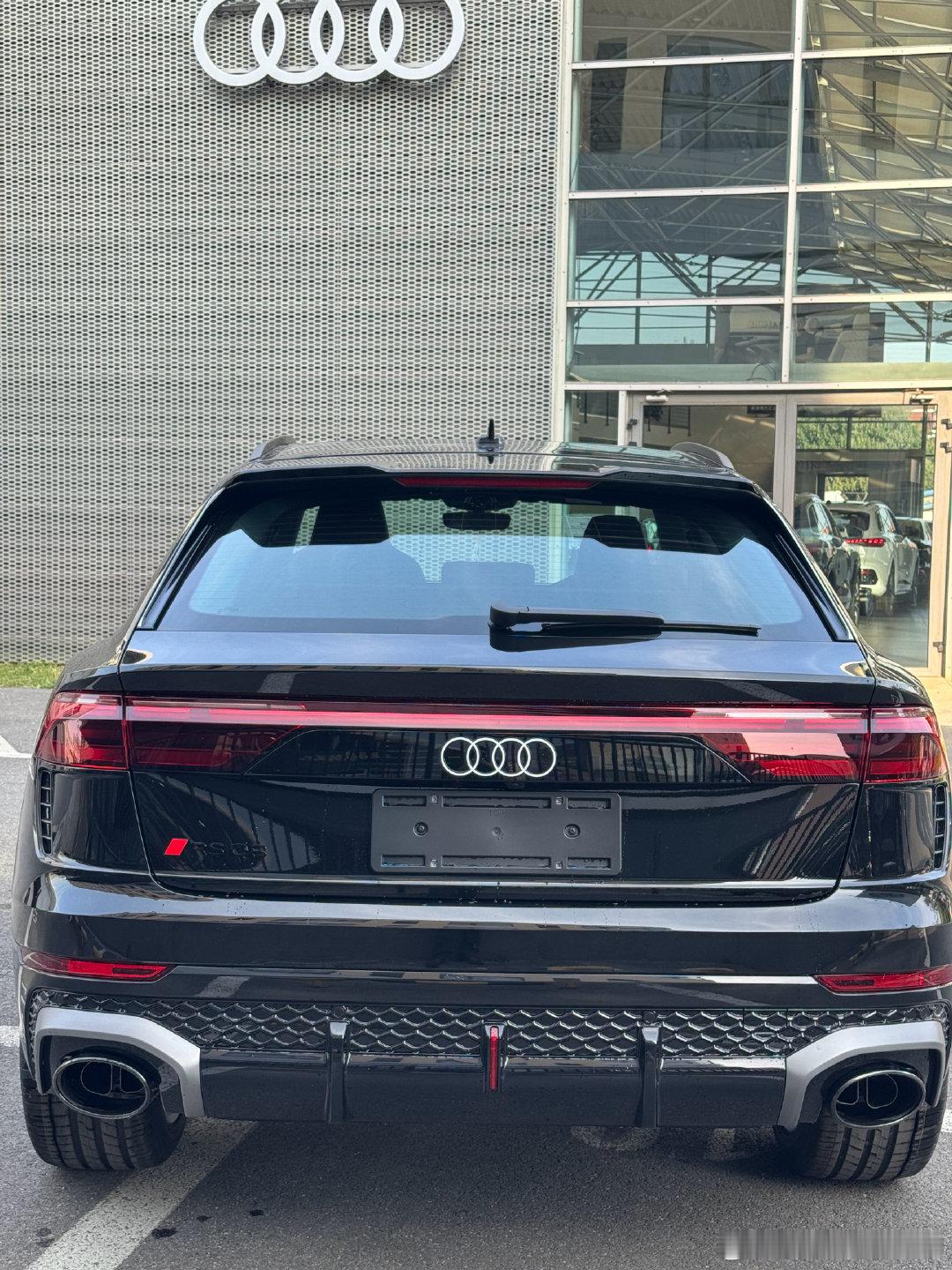 高颜值的车型 奥迪RSQ8标配现车一台 
#奥迪##RSQ8# ​